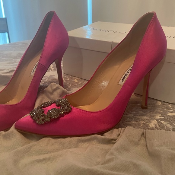 Manolo Blahnik. Hangisi Crystal. Fuschia Silk Pumps. Size 41 (fits like a 40). - Picture 3 of 4